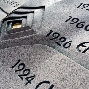 Steinmetz Leipzig - Steinzeitfragment - Grabsteine und Grabmale